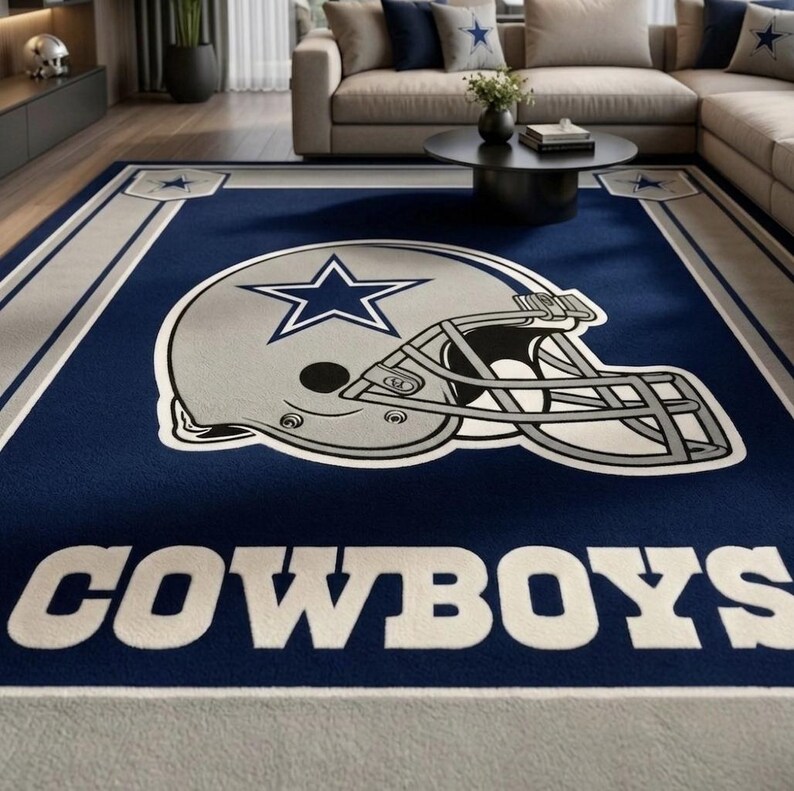 Puede incluir: Una alfombra rectangular con fondo azul oscuro que presenta un gr&aacute;fico grande de un casco de f&uacute;tbol americano plateado en el centro. El casco muestra un logotipo de estrella azul. La palabra COWBOYS aparece en letras blancas.
