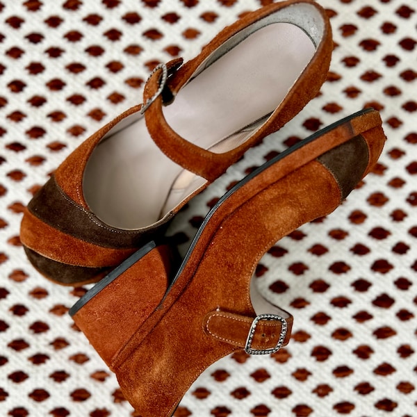 Vintage 1960s Mary Janes by Young Colony with suede leather and a block heel shoes - Mary jane style - 60s • Size 4.5 / 5 in women’s