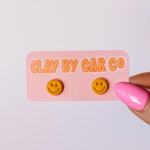 Oorknopjes van polymeerklei met smiley | Vergulde, handgemaakte, hypoallergene sieraden, sieraden, leuk, retro, schattig, groovy, geel, funky