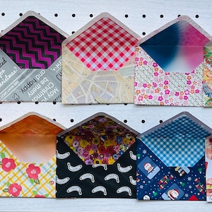 Enveloppe double couleur assortie au hasard avec un simple jeu de cartes