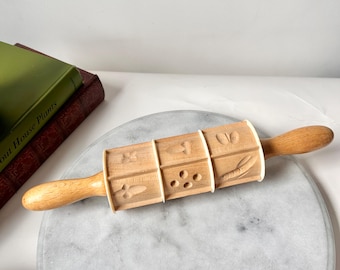 Mattarello in legno intagliato, prodotto in Germania.