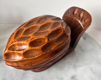 Gesneden houten notenschaal in de vorm van een walnoot