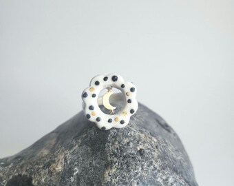Blume mit goldenen Halbmond, Porzellanring, 22k Gold, weiß/schwarz