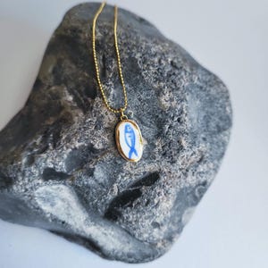 Fish motif, porcelain necklace, 22k gold, white/blue