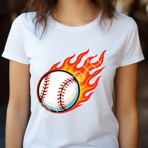 Pode incluir: Camiseta branca com um design de beisebol em chamas. A bola de beisebol &eacute; branca com costuras vermelhas e uma contorno azul, rodeada por chamas laranja e amarelas, criando um gr&aacute;fico esportivo din&acirc;mico.