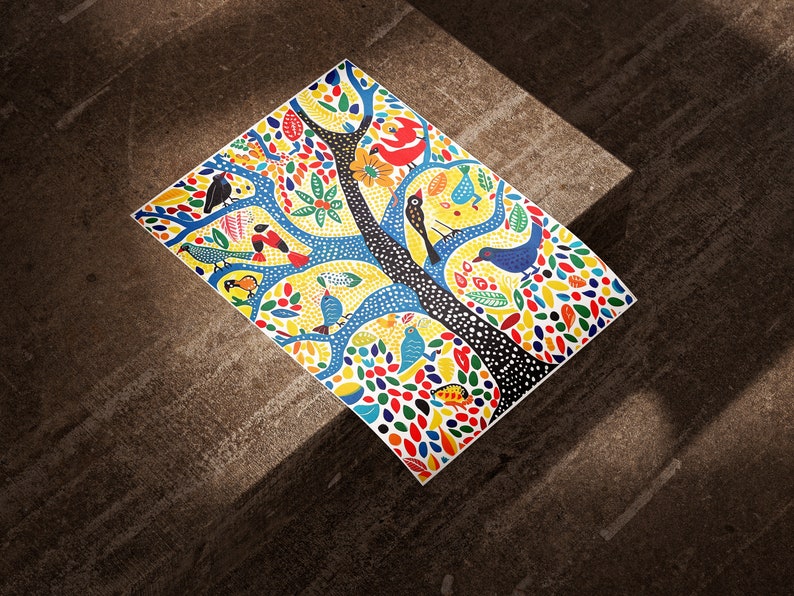 Op de afbeelding: Een kleurrijke illustratie van een boom met een zwarte stam en takken, gevuld met blauwe, gele, rode en groene bladeren en vogels. De boom staat op een witte achtergrond.