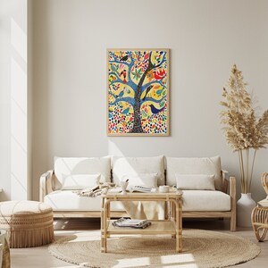 Op de afbeelding: Een kleurrijk schilderij van een boom met veel vogels op zijn takken. De boom is geschilderd in tinten blauw, groen, geel en rood. De vogels zijn geschilderd in verschillende kleuren, waaronder blauw, groen, geel, rood en zwart. Het schilderij is ingelijst in een eenvoudige houten lijst.