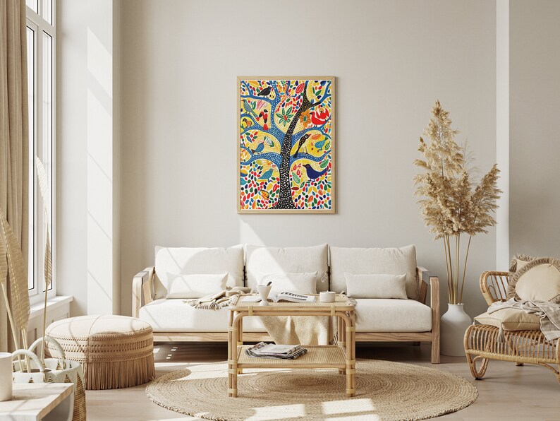 Op de afbeelding: Een kleurrijk schilderij van een boom met veel vogels op zijn takken. De boom is geschilderd in tinten blauw, groen, geel en rood. De vogels zijn geschilderd in verschillende kleuren, waaronder blauw, groen, geel, rood en zwart. Het schilderij is ingelijst in een eenvoudige houten lijst.