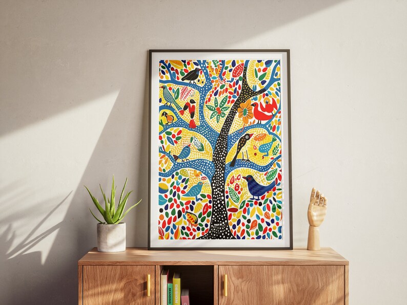 Op de afbeelding: Een kleurrijke ingelijste print van een boom met een zwarte stam en blauwe takken. De boom is gevuld met gele, rode en blauwe vogels en groene bladeren. De achtergrond is wit.