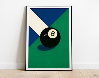 Puede incluir: Impresión artística enmarcada que presenta una bola ocho negra con el número 8 en un círculo blanco. El fondo tiene formas geométricas en verde, azul y blanco. La obra de arte se exhibe en una pared blanca sobre un suelo de madera.