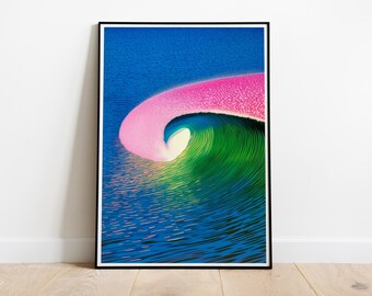 Peut inclure: Une peinture abstraite vibrante d'une vague qui déferle, avec une crête rose et un intérieur vert et bleu. La vague est représentée sur un fond bleu.