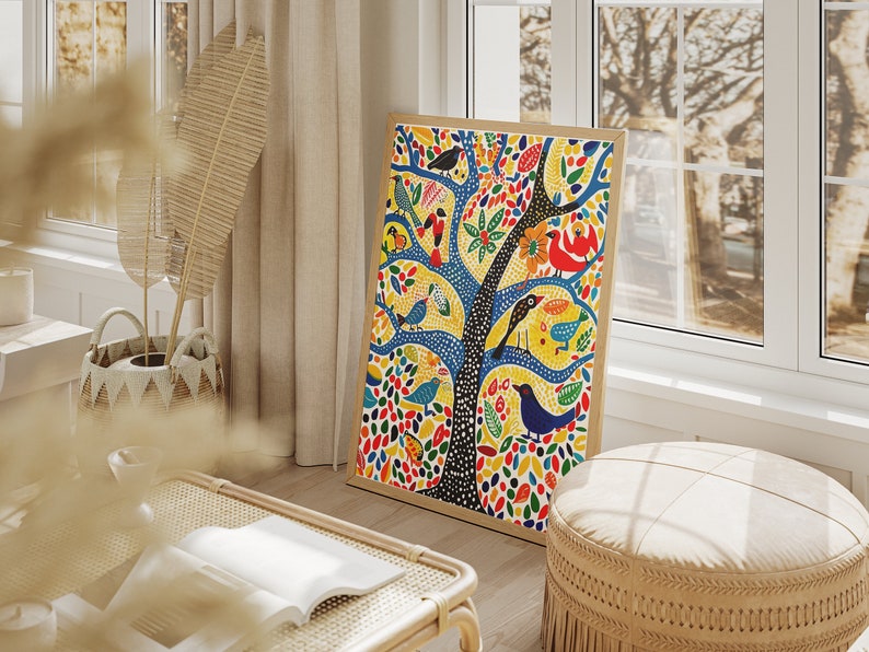 Op de afbeelding: Een kleurrijke ingelijste print van een boom met vogels en bladeren. De boom is blauw met een zwarte stam en de bladeren zijn geel, rood, groen en oranje. De vogels zijn blauw, rood, geel en groen.