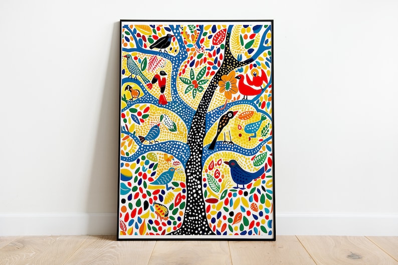 Op de afbeelding: Een kleurrijk abstract schilderij van een boom met een zwarte stam en blauwe takken. De boom is gevuld met gele, rode, groene en blauwe bladeren en vogels.
