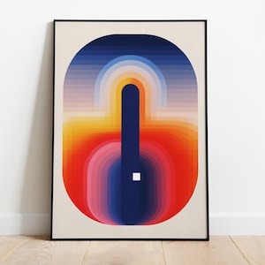 Op de afbeelding: Abstracte kunstprint in een zwarte lijst. Het kunstwerk toont een kleurrijk, gelaagd ontwerp met een kleurengradiënt, waaronder blauw, oranje, rood en roze. De centrale vorm is een verticaal, langwerpig ovaal met een donkerblauwe lijn.