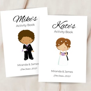 Könnte beinhalten: Zwei Aktivitätsbücher mit Comic-Illustrationen eines Jungen und eines Mädchens in Hochzeitskleidung. Der Junge trägt einen schwarzen Anzug mit einer lila Krawatte und hält eine weiße Blume. Das Mädchen trägt ein weißes Kleid mit einer lila Blume im Haar und hält einen Strauß lila Blumen. Der Text auf den Umschlägen lautet "Mike's Activity Book" und "Kate's Activity Book". Der Text unter den Illustrationen lautet "Miranda & James 25th October 2023".