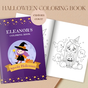 Puede incluir: Un libro para colorear morado con una portada personalizada que presenta una bruja con una escoba y una calabaza. El título del libro es "Eleanor's Coloring Book" y el texto "Spooky Halloween" está en la portada. El interior del libro presenta una ilustración en blanco y negro de una bruja con una calabaza y fantasmas.
