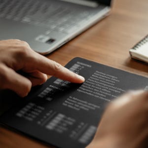 Mauspad mit Tastenkombinationen – Recyceltes Leder I antirutsch & deutsch für Windows  I nachhaltig I Shortcuts I Tastenkombination