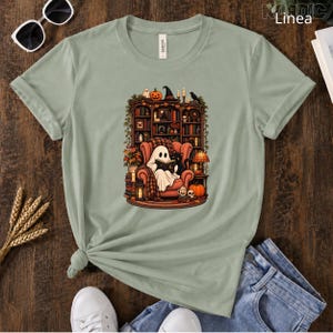 Mysig Halloween-t-shirt för läsning av spöken, Halloween-bokälskare, läskig biblioteksgrafik, spökkattläsare