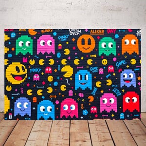 Peut inclure: Une affiche murale colorée sur le thème de Pac-Man. Le design présente des personnages pixélisés et du texte comme "BLINKY", "PINKY" et "GAME OVER" sur un fond de briques sombres. L'œuvre comprend divers fantômes et personnages de Pac-Man.
