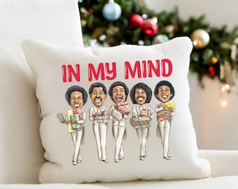 Puede incluir: Almohada blanca con el texto "IN MY MIND" en letras rojas. Cinco hombres de dibujos animados con trajes blancos sostienen regalos envueltos.