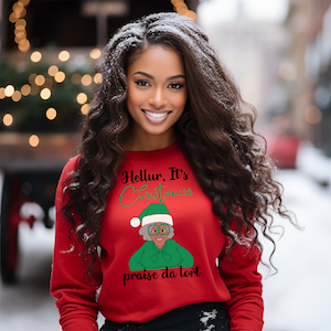 Könnte beinhalten: Roter Langarm-Pullover mit einer Cartoon-Illustration einer Frau, die einen Weihnachtsmann-Hut und grüne Kleidung trägt. Der Text "Hellur. It's Christmas praise da lord" ist auf dem Pullover aufgedruckt.