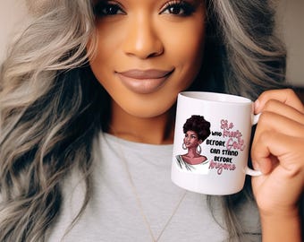 La que se arrodilla ante Dios puede estar ante cualquiera, la que se arrodilla, mujer afro, taza de mujer afro, regalo para ella