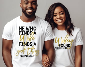 Könnte beinhalten: Zwei weiße T-Shirts mit schwarzem und goldenem Text. Das erste Shirt sagt "He who finds a wife finds a good thing Proverbs 18:22". Das zweite Shirt sagt "Wife Found Proverbs 18:22".