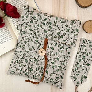Leaves book sleeve
White book protector
Botanical book case
Custom book sleve
Floral book cover
Custodia portalibro
Padded book pouch
Book lover gift
Bookworm gift
Fantasy book cover
Cottagecore gifts
Reading accessory
Adjustable book bag