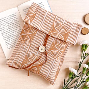 Pochette orange pour livre, pochette bohème réglable, cadeau pour amoureux des livres, Custodia porta libro in stoffa stile scandinavo | Marque-page gratuit inclus !