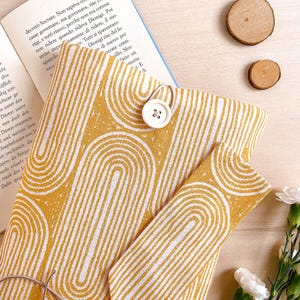 Pochette de livre jaune, pochette de livre rembourrée, cadeau moderne pour les amoureux des livres, Custodia porta libro in stoffa stile scandinavo | Marque-page gratuit inclus !