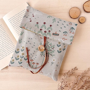 Cottagecore book sleeve - Adjustable vegetables book pouch, Botanical book bag | Custodia portalibro in stoffa with free bookmark!