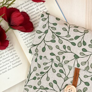 Leaves book sleeve
White book protector
Botanical book case
Custom book sleve
Floral book cover
Custodia portalibro
Padded book pouch
Book lover gift
Bookworm gift
Fantasy book cover
Cottagecore gifts
Reading accessory
Adjustable book bag