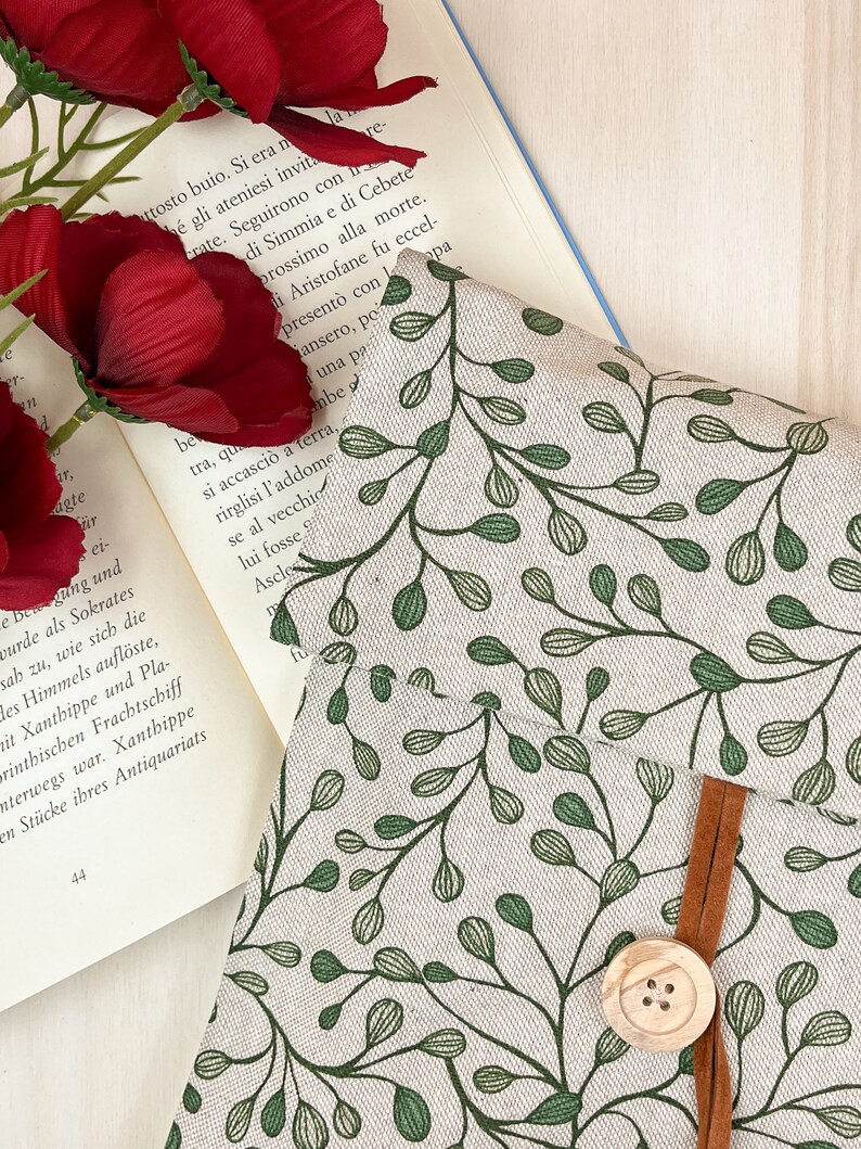 Leaves book sleeve
White book protector
Botanical book case
Custom book sleve
Floral book cover
Custodia portalibro
Padded book pouch
Book lover gift
Bookworm gift
Fantasy book cover
Cottagecore gifts
Reading accessory
Adjustable book bag