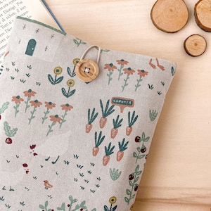 Cottagecore book sleeve - Vegetables book pouch, Botanical book bag | Book lover gift, Custodia portalibro in stoffa | FREE BOOKMARK!