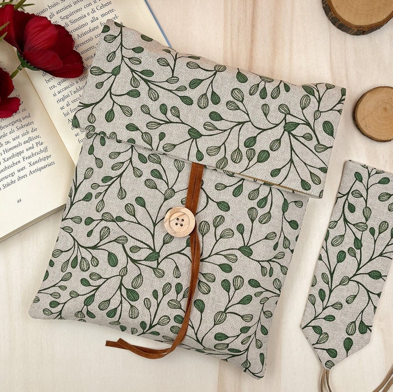 Leaves book sleeve
White book protector
Botanical book case
Custom book sleve
Floral book cover
Custodia portalibro
Padded book pouch
Book lover gift
Bookworm gift
Fantasy book cover
Cottagecore gifts
Reading accessory
Adjustable book bag