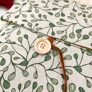 Leaves book sleeve
White book protector
Botanical book case
Custom book sleve
Floral book cover
Custodia portalibro
Padded book pouch
Book lover gift
Bookworm gift
Fantasy book cover
Cottagecore gifts
Reading accessory
Adjustable book bag