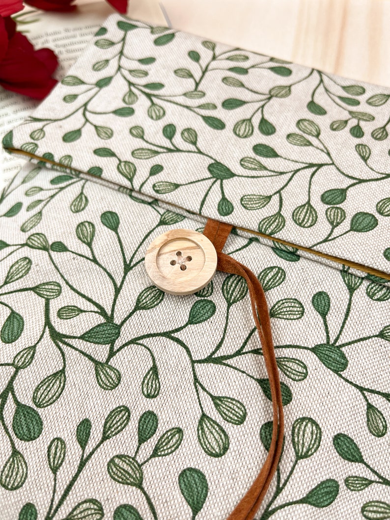 Leaves book sleeve
White book protector
Botanical book case
Custom book sleve
Floral book cover
Custodia portalibro
Padded book pouch
Book lover gift
Bookworm gift
Fantasy book cover
Cottagecore gifts
Reading accessory
Adjustable book bag