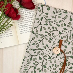 Leaves book sleeve
White book protector
Botanical book case
Custom book sleve
Floral book cover
Custodia portalibro
Padded book pouch
Book lover gift
Bookworm gift
Fantasy book cover
Cottagecore gifts
Reading accessory
Adjustable book bag