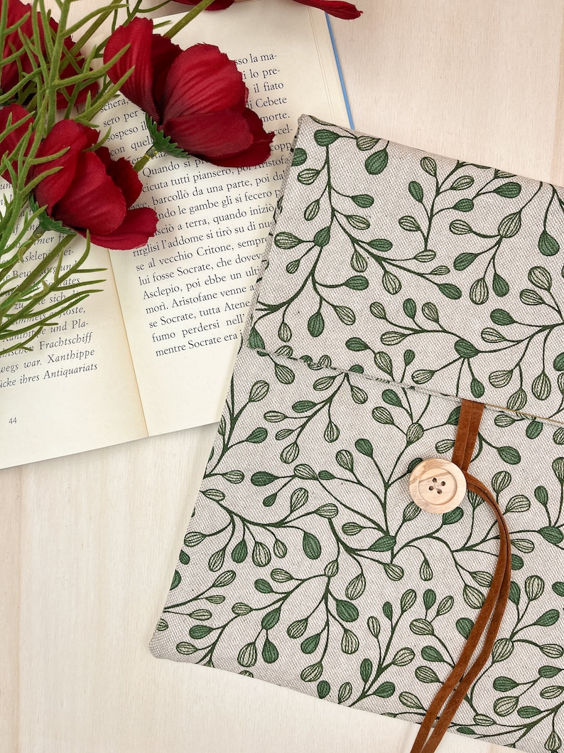 Leaves book sleeve
White book protector
Botanical book case
Custom book sleve
Floral book cover
Custodia portalibro
Padded book pouch
Book lover gift
Bookworm gift
Fantasy book cover
Cottagecore gifts
Reading accessory
Adjustable book bag