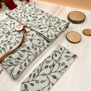 Leaves book sleeve
White book protector
Botanical book case
Custom book sleve
Floral book cover
Custodia portalibro
Padded book pouch
Book lover gift
Bookworm gift
Fantasy book cover
Cottagecore gifts
Reading accessory
Adjustable book bag