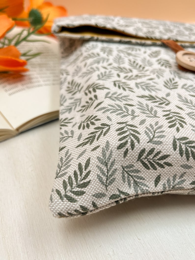 Floral book sleeve
Green book protector
Leaves book case
Custom book sleve
Floral book cover
Custodia portalibro
Padded book pouch
Book lover gift
Bookworm gift
Fantasy book cover
Cottagecore gifts
Reading accessory
Adjustable book bag