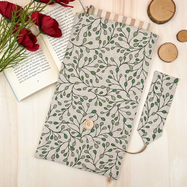 Leaves book sleeve
White book protector
Botanical book case
Custom book sleve
Floral book cover
Custodia portalibro
Padded book pouch
Book lover gift
Bookworm gift
Fantasy book cover
Cottagecore gifts
Reading accessory
Adjustable book bag