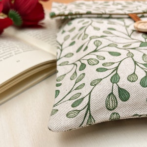 Leaves book sleeve
White book protector
Botanical book case
Custom book sleve
Floral book cover
Custodia portalibro
Padded book pouch
Book lover gift
Bookworm gift
Fantasy book cover
Cottagecore gifts
Reading accessory
Adjustable book bag