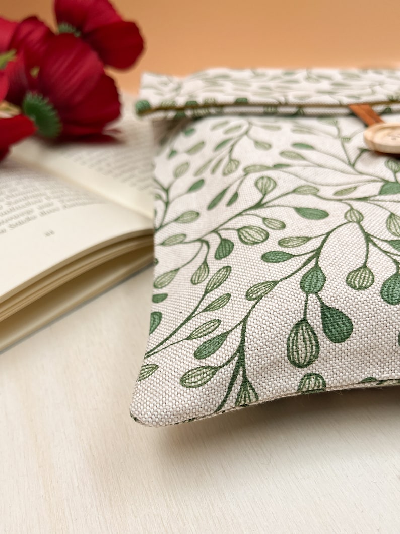 Leaves book sleeve
White book protector
Botanical book case
Custom book sleve
Floral book cover
Custodia portalibro
Padded book pouch
Book lover gift
Bookworm gift
Fantasy book cover
Cottagecore gifts
Reading accessory
Adjustable book bag