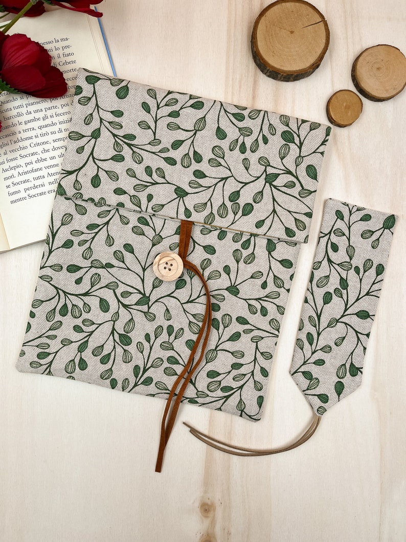 Leaves book sleeve
White book protector
Botanical book case
Custom book sleve
Floral book cover
Custodia portalibro
Padded book pouch
Book lover gift
Bookworm gift
Fantasy book cover
Cottagecore gifts
Reading accessory
Adjustable book bag