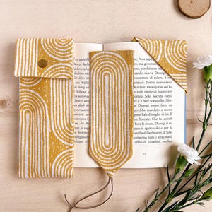 Astuccio giallo, Astuccio geometrico per penne piatte, Portapenne, Portapenne estetico, Accessorio per scrivere, Segnalibro in tessuto