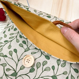 Leaves book sleeve
White book protector
Botanical book case
Custom book sleve
Floral book cover
Custodia portalibro
Padded book pouch
Book lover gift
Bookworm gift
Fantasy book cover
Cottagecore gifts
Reading accessory
Adjustable book bag