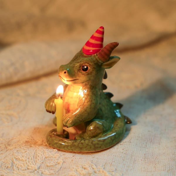 Keramische Draak Kaarshouder Leuke Verjaardagsfeestje Decoratie Handgemaakte Groene Draak Beeldje met Hoed Fantasie Decor Cadeau voor Kinderen Thuisdisplay