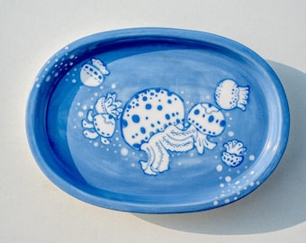 Himmlische Qualle Schmuckplatte | Handgemachte Keramik Ringschale Ocean Blue | Verspieltes Quallen Trinket Tablett | Skurriles Geschenk für Kinder