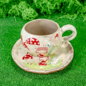 Juego de té con diseño de hongos y paisaje onírico / Taza de cerámica beige hecha a mano con forma de abrazo, platillo / Taza con diseño de hongo y niña con dibujos animados caprichosos, plato / Inauguración de la casa